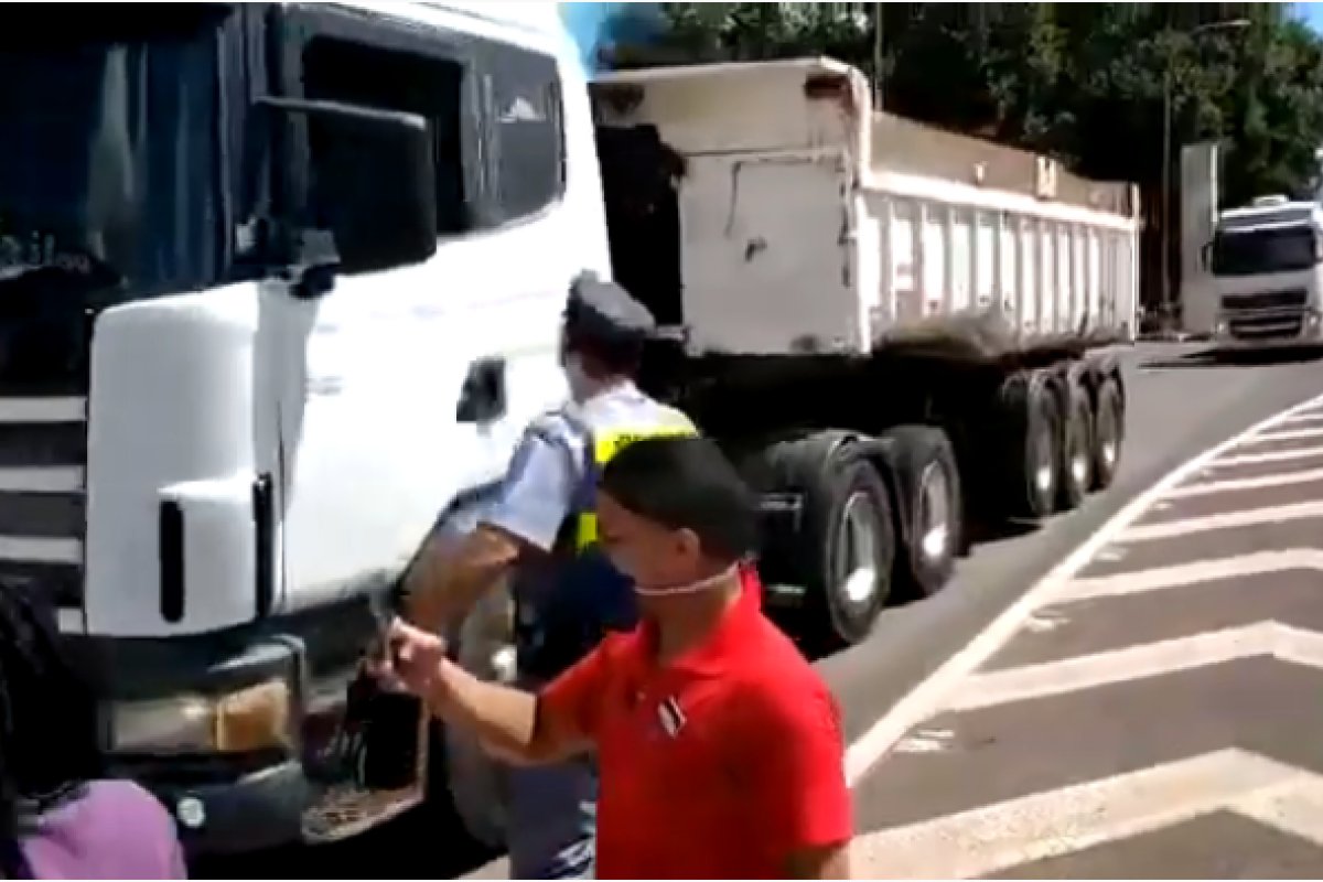 Vídeo: Rede de Fast food doa lanches para caminhoneiros