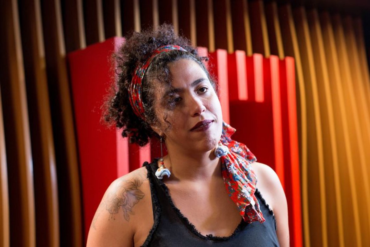 Deputada contra a cultura das armas é alvo de linchamento nas redes sociais após exigir segurança 24 horas