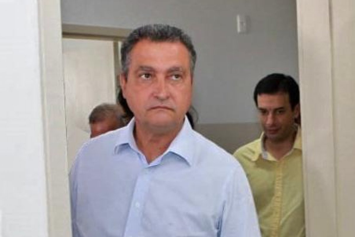 Governo vai bancar conta de água de famílias em cadastro social por três meses