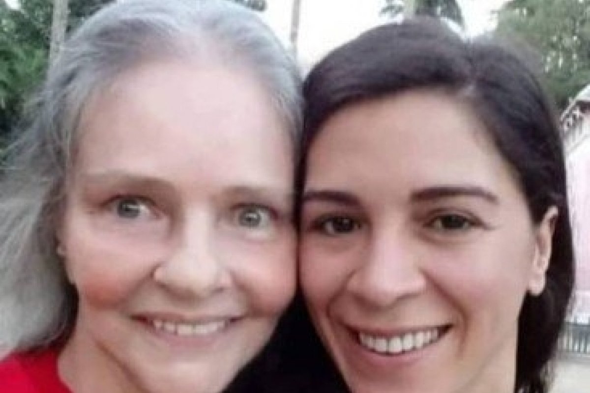 Ângela Ro Ro aparece na web com a nova namorada