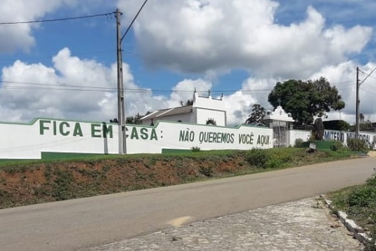 "Não queremos você aqui": Cemitério na Bahia pinta muro em campanha contra o coronavírus