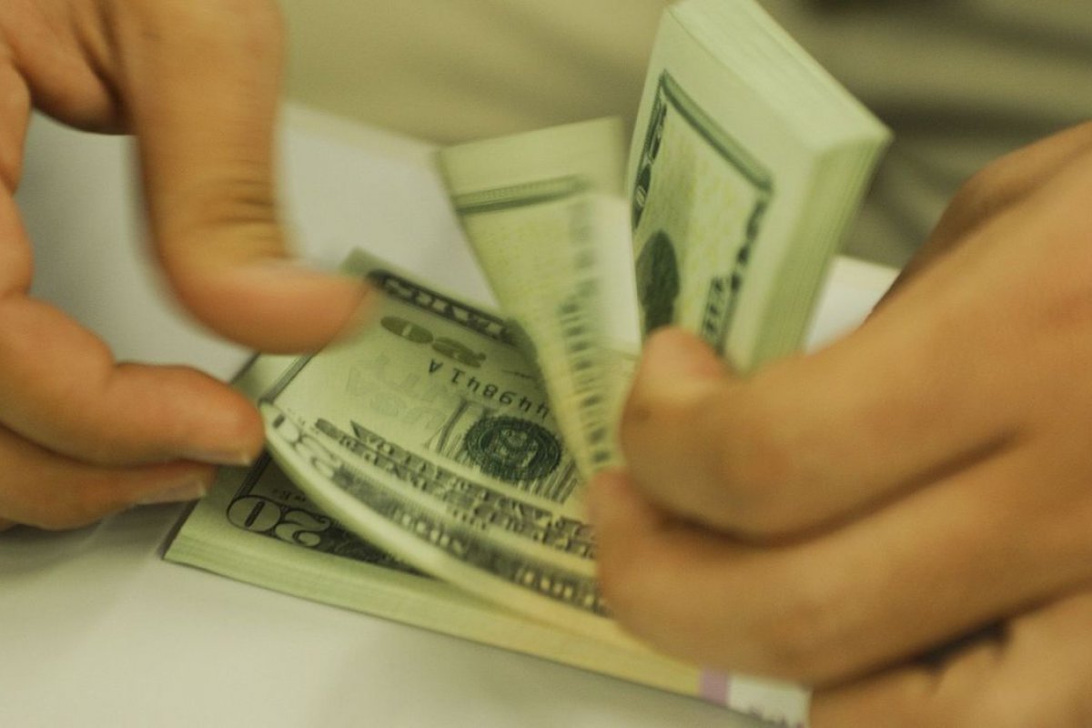 Dólar bate mais um recorde nominal com alta de 0,09%, vendido a R$ 5,26