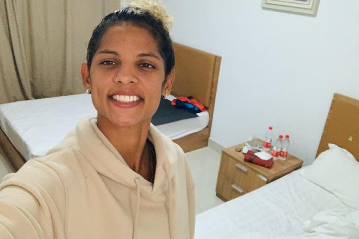 Zagueira brasileira relata volta à China: “Horas de espera no aeroporto, mais exames do governo local”