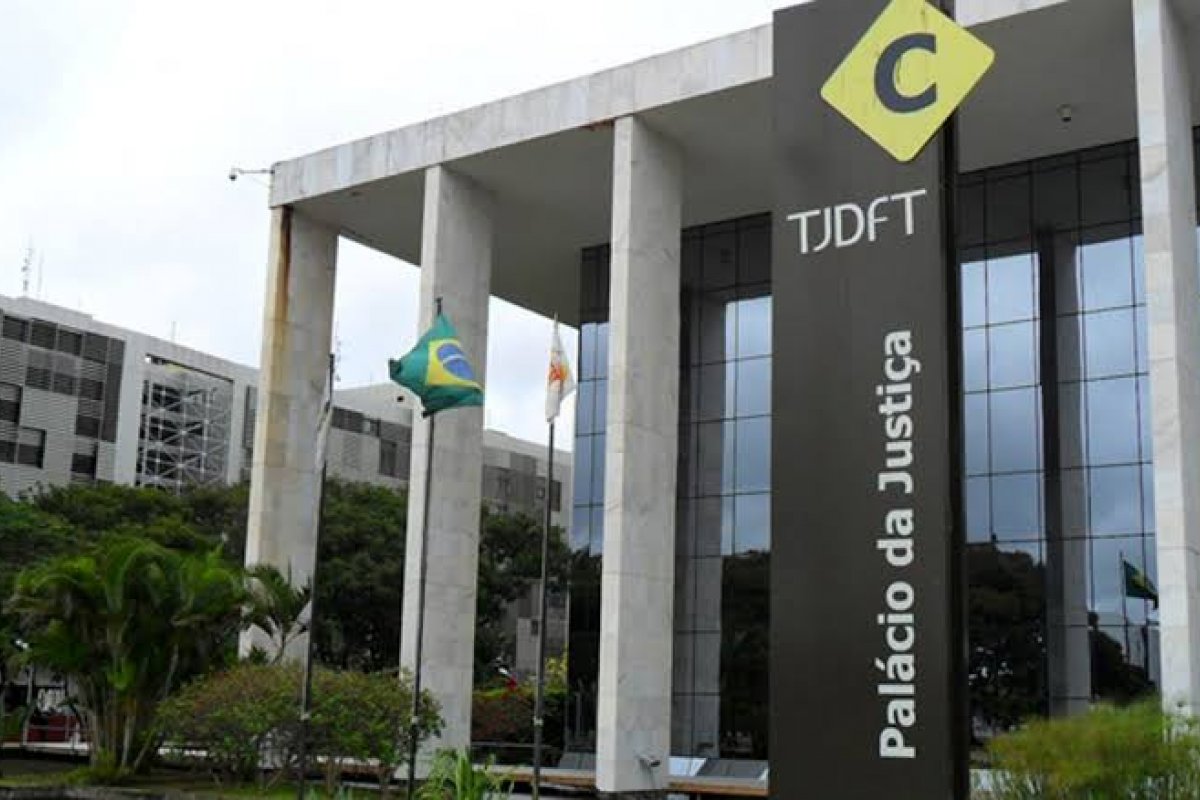 Justiça proíbe atividades religiosas em todo país