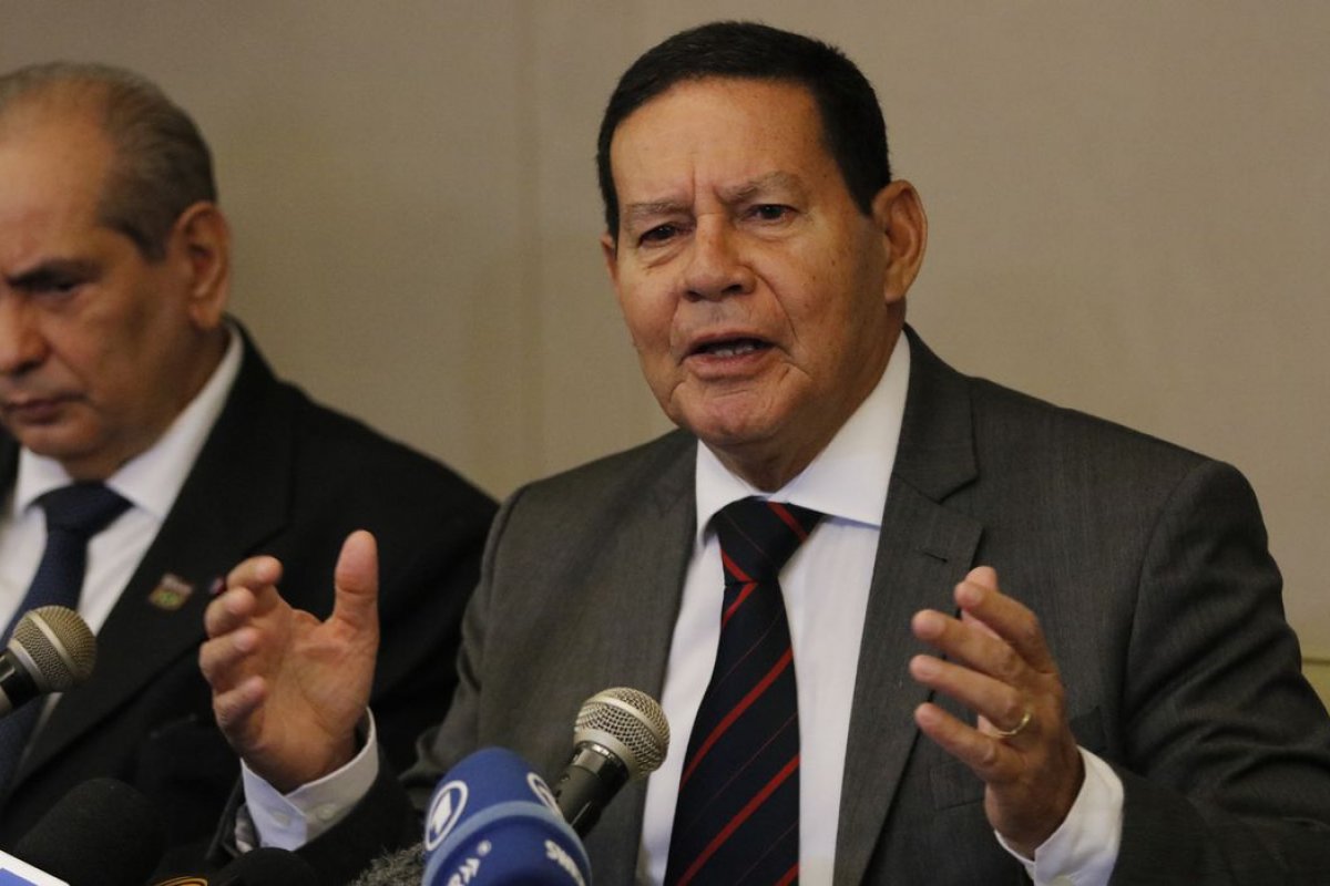 Mourão diz que retomada das atividades deve ser 'lenta, gradual e segura'