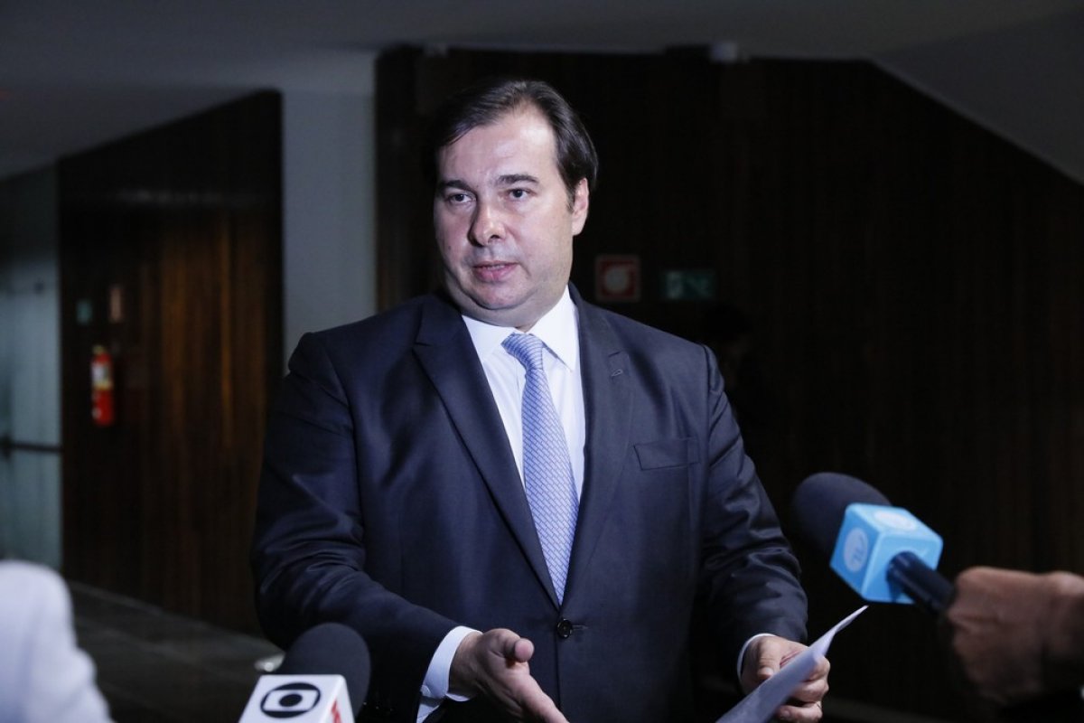 Falta de compreensão em partes do governo sobre coronavírus atrasa planejamento da Saúde, diz Rodrigo Maia