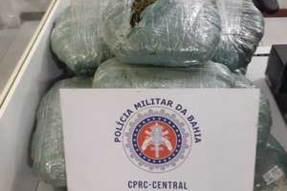 Mulher é flagrada com pacotes de maconha em Salvador