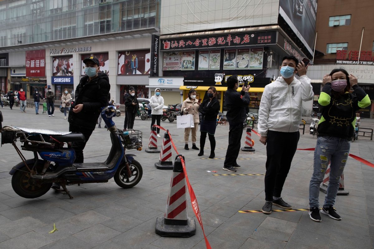 Autoridades de Wuhan orientam população a ficar em casa por ameaça de reincidência