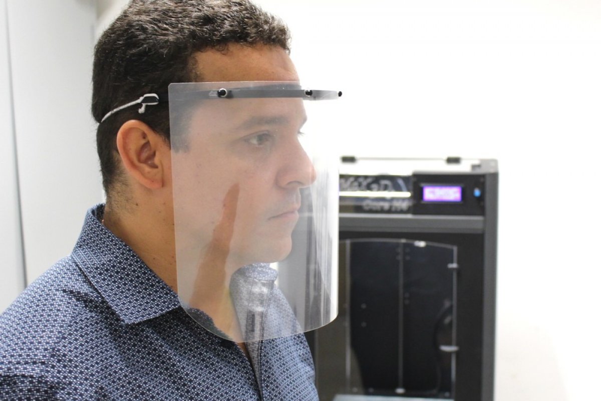 Coronavírus: Uefs produz protetor facial para doar a profissionais de saúde