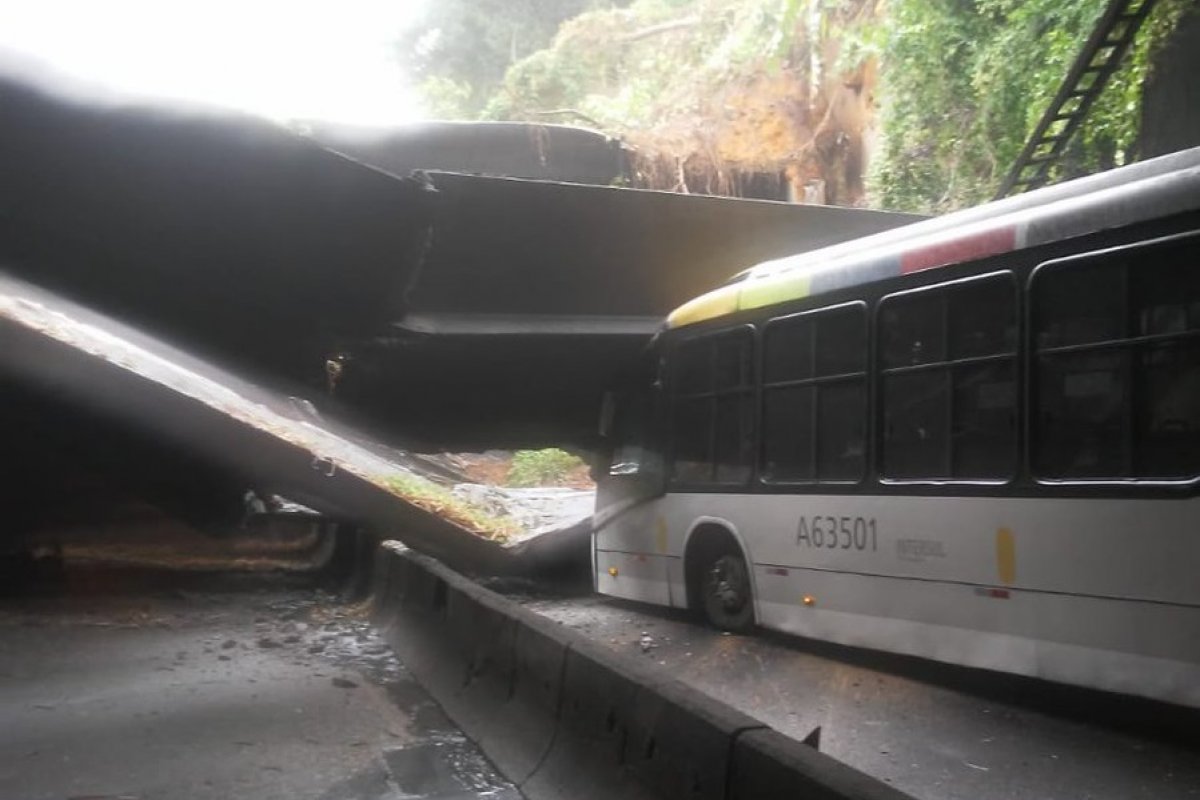 Túnel é interditado após desabamento sobre ônibus no Rio de Janeiro