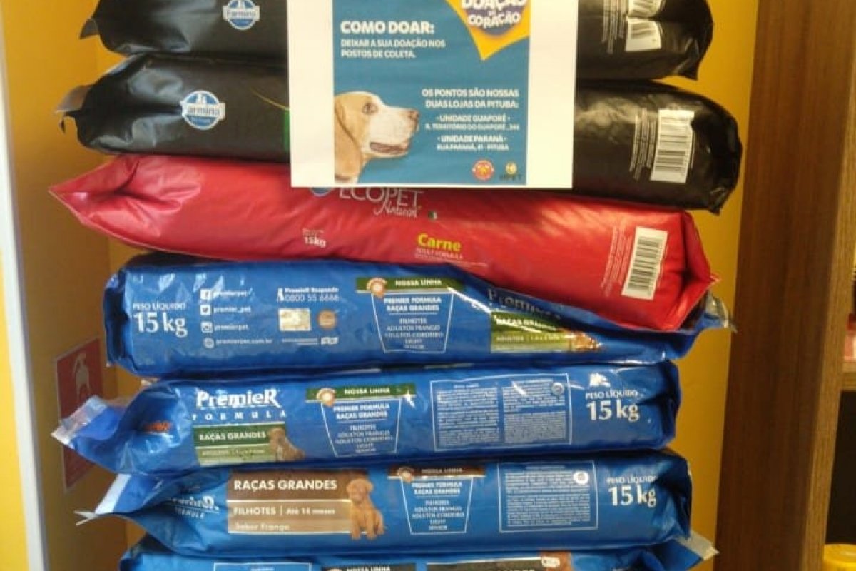'Doação de Coração': Hospital veterinário e bombeiros arrecadam ração para animais de rua