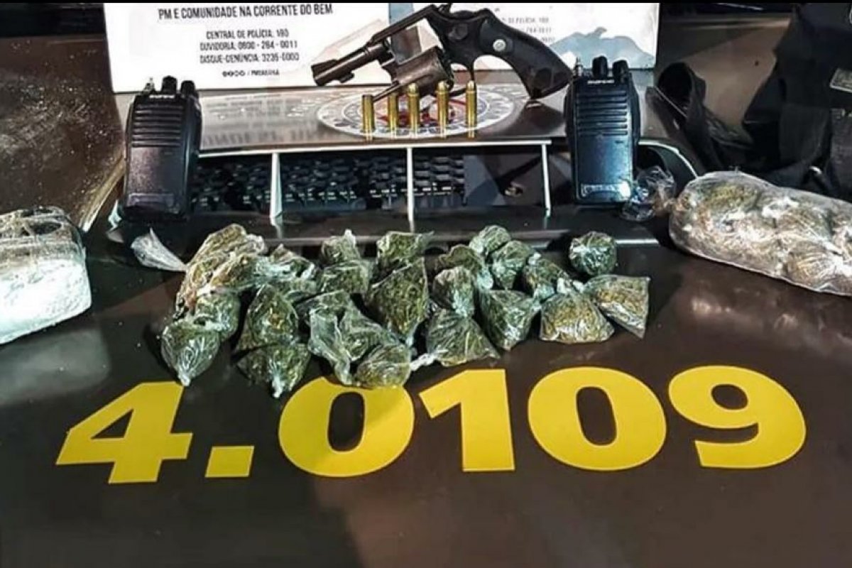 Um suspeito de tráfico de drogas morre e outro é preso em São Cristóvão, bairro de Salvador