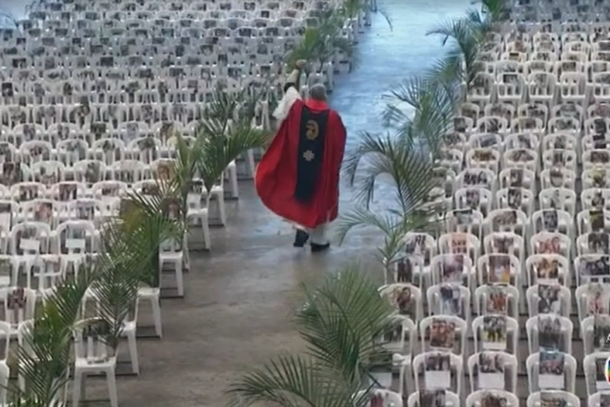 Marcelo Rossi celebra missa com fotos de profissionais de saúde