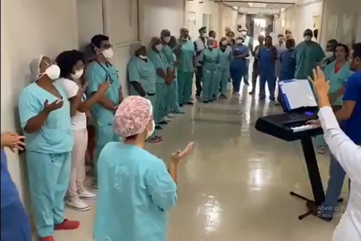 Profissionais de saúde fazem oração em meio a atendimentos em Feira de Santana