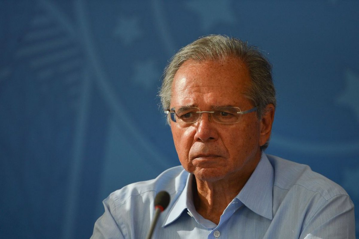 Guedes defende congelamento de salário de servidores por dois anos