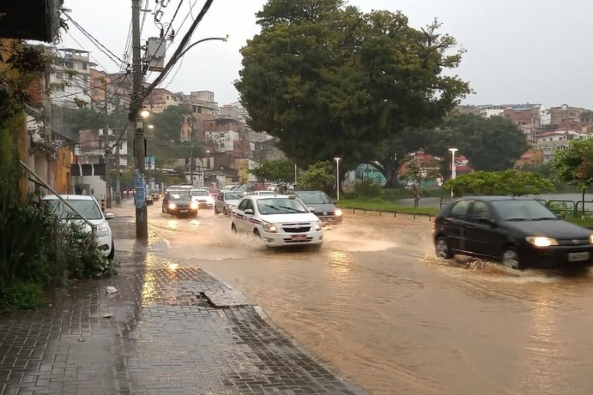 Forte chuva atinge Salvador na manhã desta segunda-feira (6)