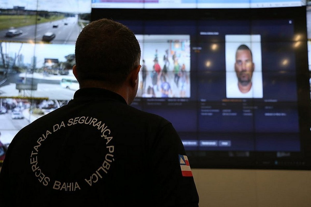 Suspeitos são presos após serem flagrados por câmera de reconhecimento facial, em Salvador