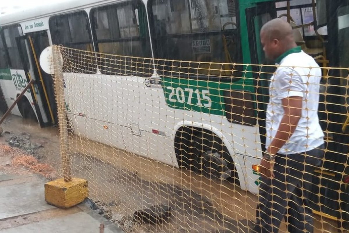 Ônibus cai em buraco na Sete Portas, em Salvador