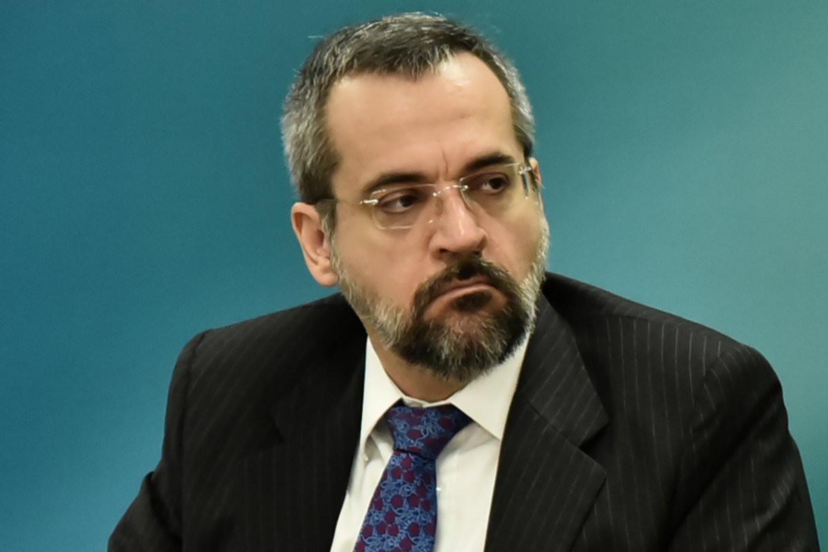 No Twitter, Weintraub insinua que a China vai sair "relativamente fortalecida" da crise do coronavírus