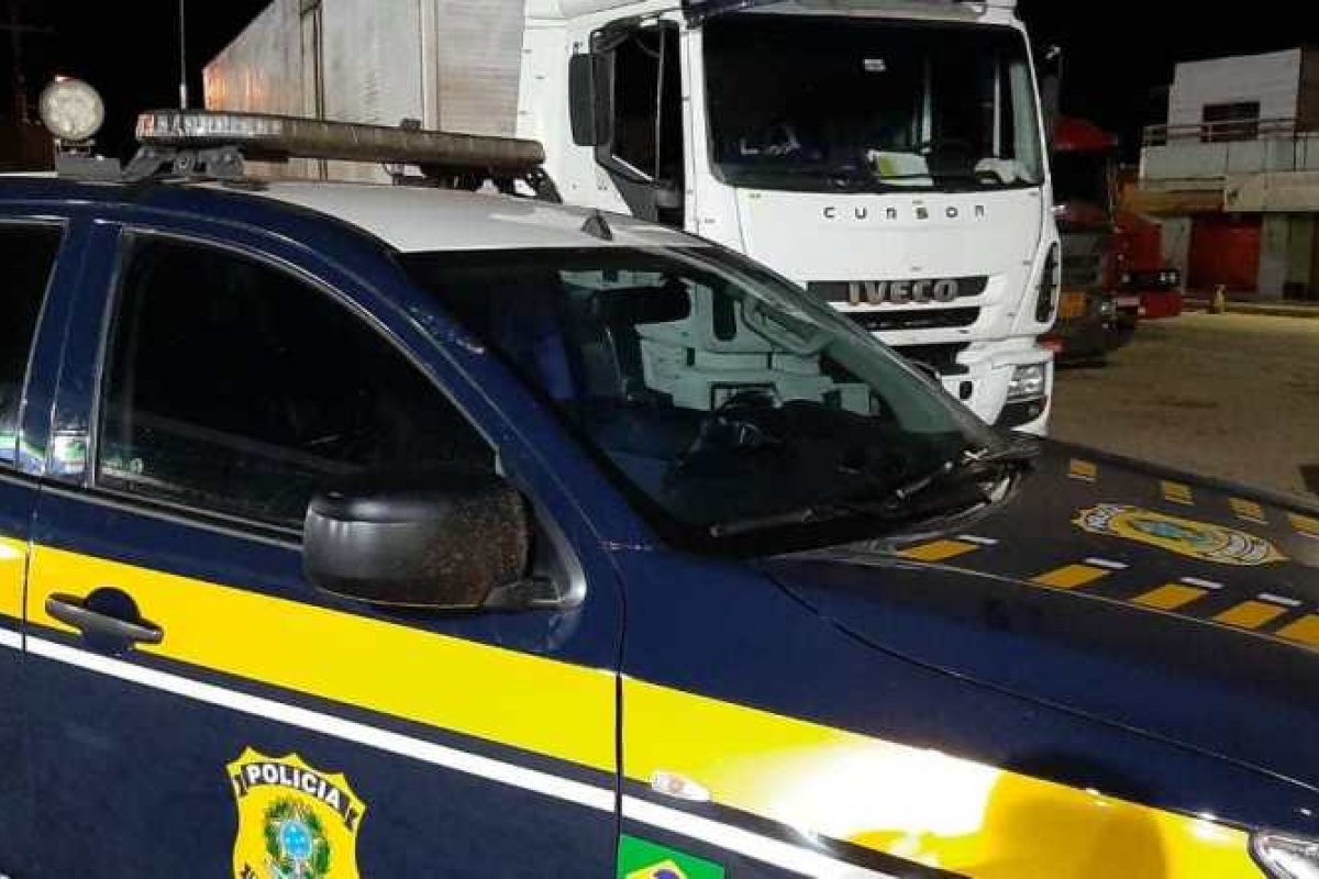 Caminhoneiro é preso após ser flagrado dirigindo bêbado em rodovia baiana