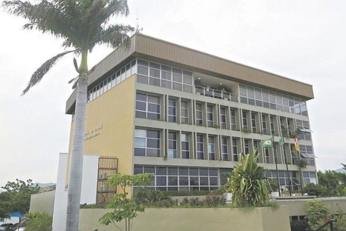 Prefeito de Sobral, irmão de Ciro Gomes decreta intervenção em loja para fabricação de máscaras