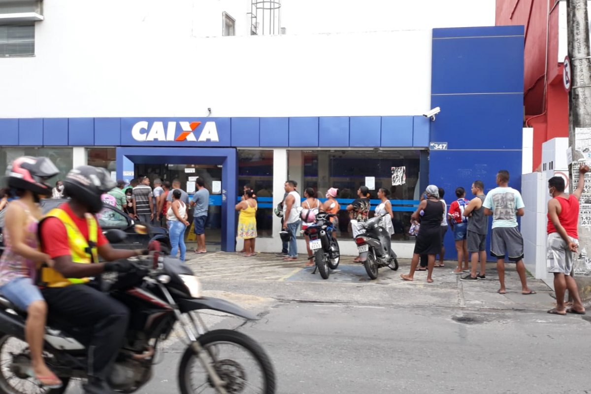 Grandes filas em bancos são registradas em Salvador e no interior do estado nesta segunda (6)