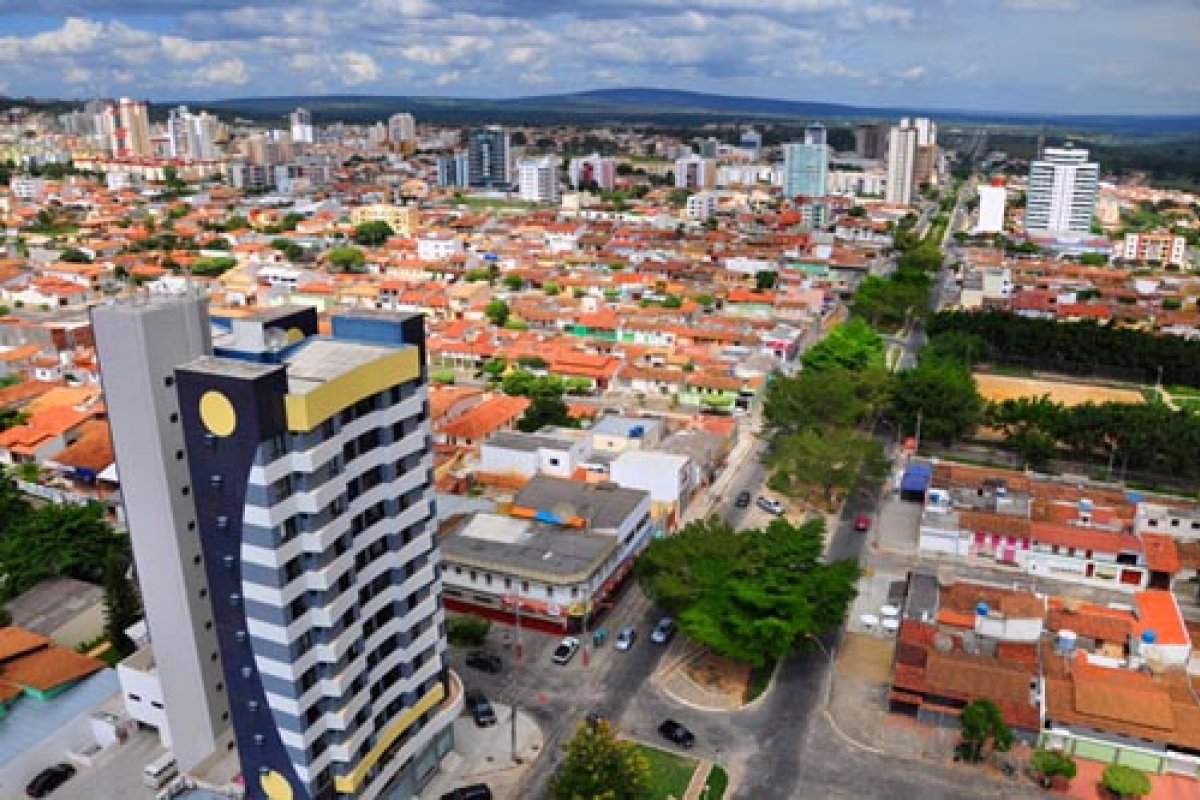 Prefeitura de Vitória da Conquista revoga decreto que permitia reabertura do comércio