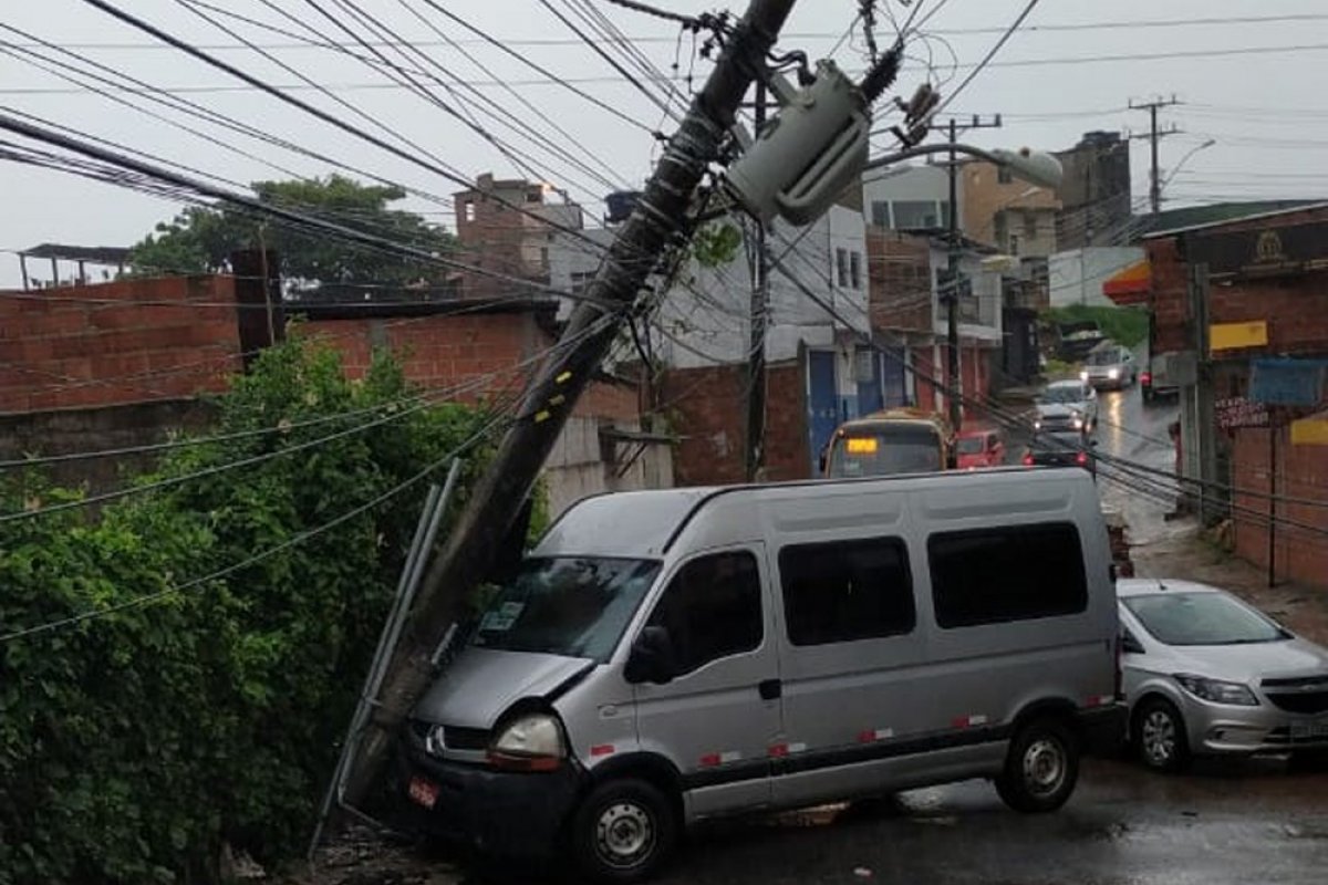Van atinge e danifica poste no Cabula VI, em Salvador
