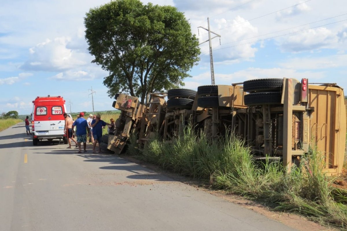 Motorista de carreta fica ferido após veículo tombar em rodovia do oeste da Bahia