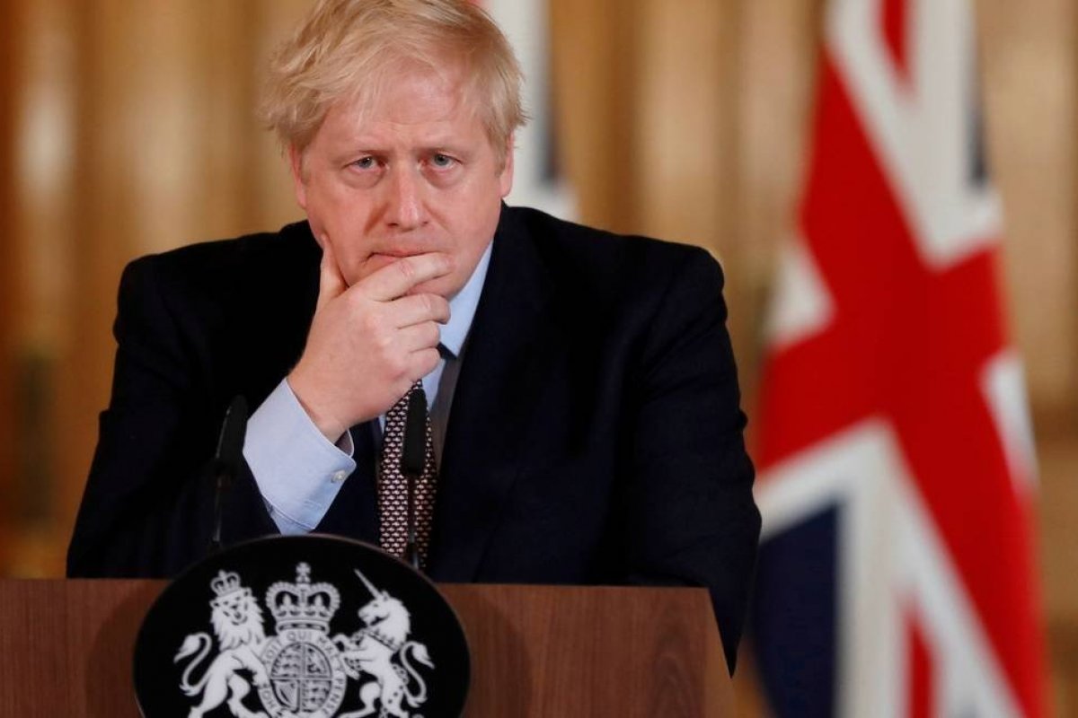 Primeiro-ministro britânico, Boris Johnson faz uso de oxigênio em primeira noite na UTI 