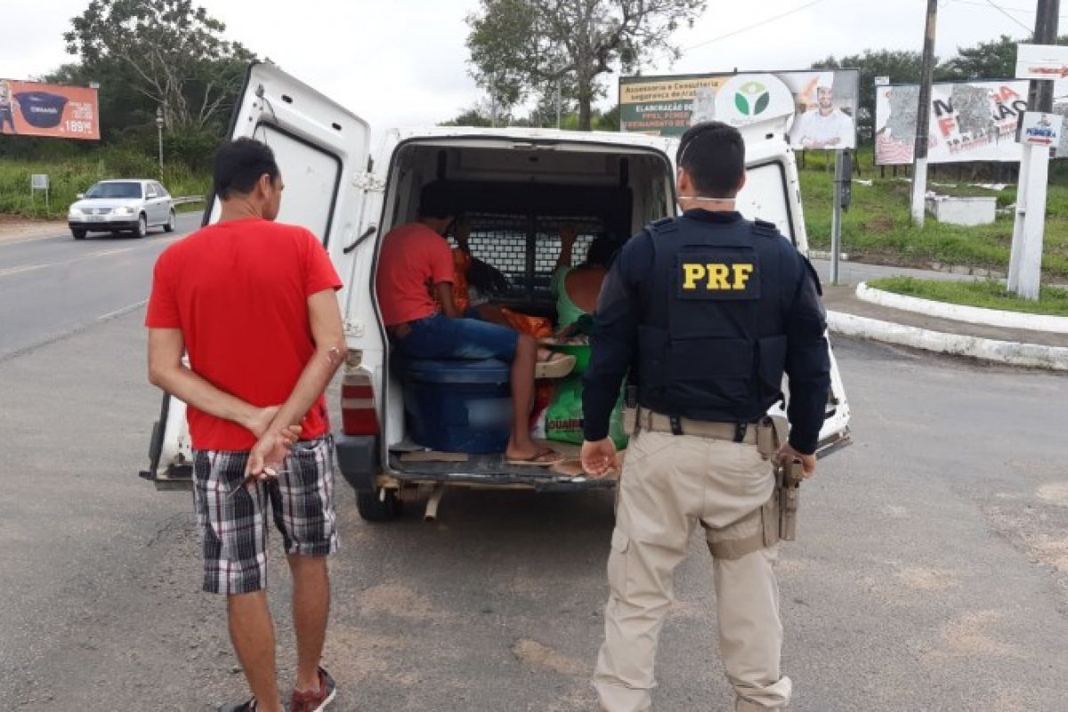 PRF flagra condutor realizando transporte irregular de passageiros em compartimento de carga