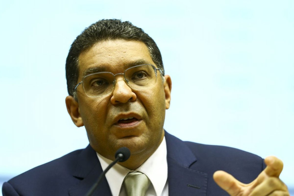 "Déficit público deve girar em torno dos R$ 500 bilhões", afirma secretário do Tesouro