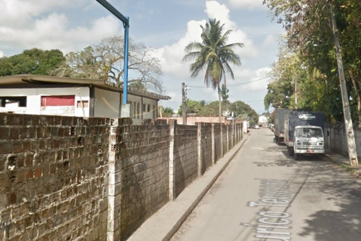 Galpão é atingido por incêndio no bairro de Valéria