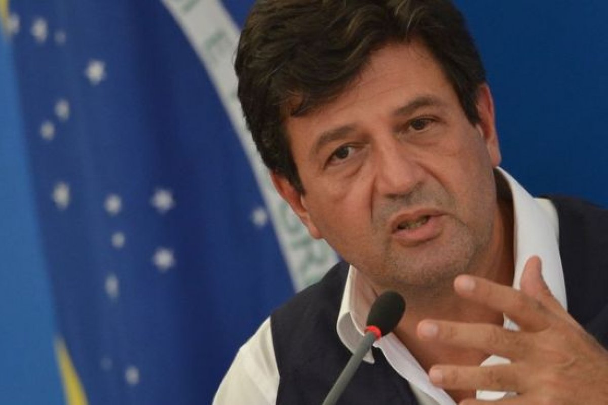 "Não acreditem em nada que não seja dito aqui", afirma Mandetta em coletiva