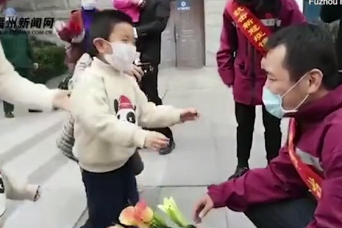 Coronavírus: vídeo mostra profissionais da saúde chorando ao encontrar familiares