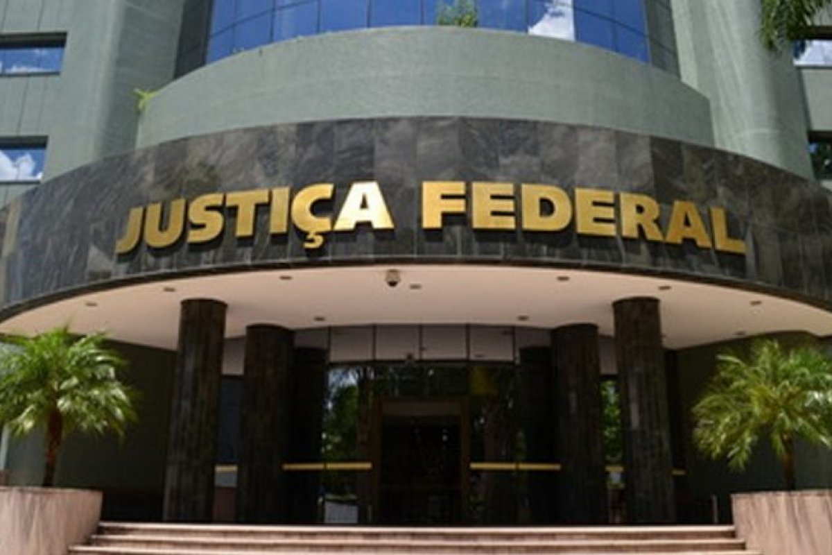 Justiça determina bloqueio dos fundos partidários e eleitoral