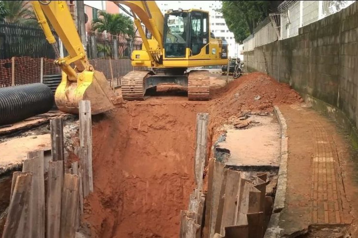 Cratera se abre no bairro de Brotas, em Salvador, após problema na drenagem