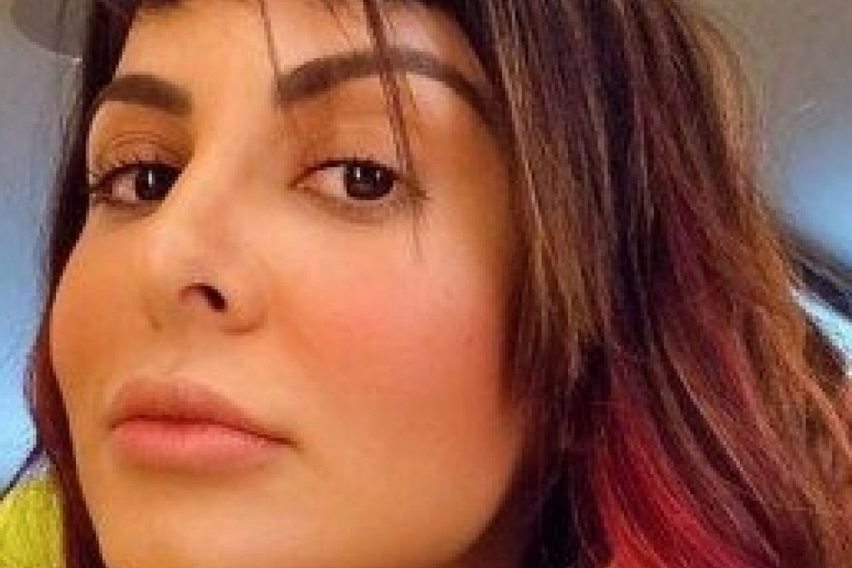 Alinne Rosa volta a pintar o cabelo de rosa