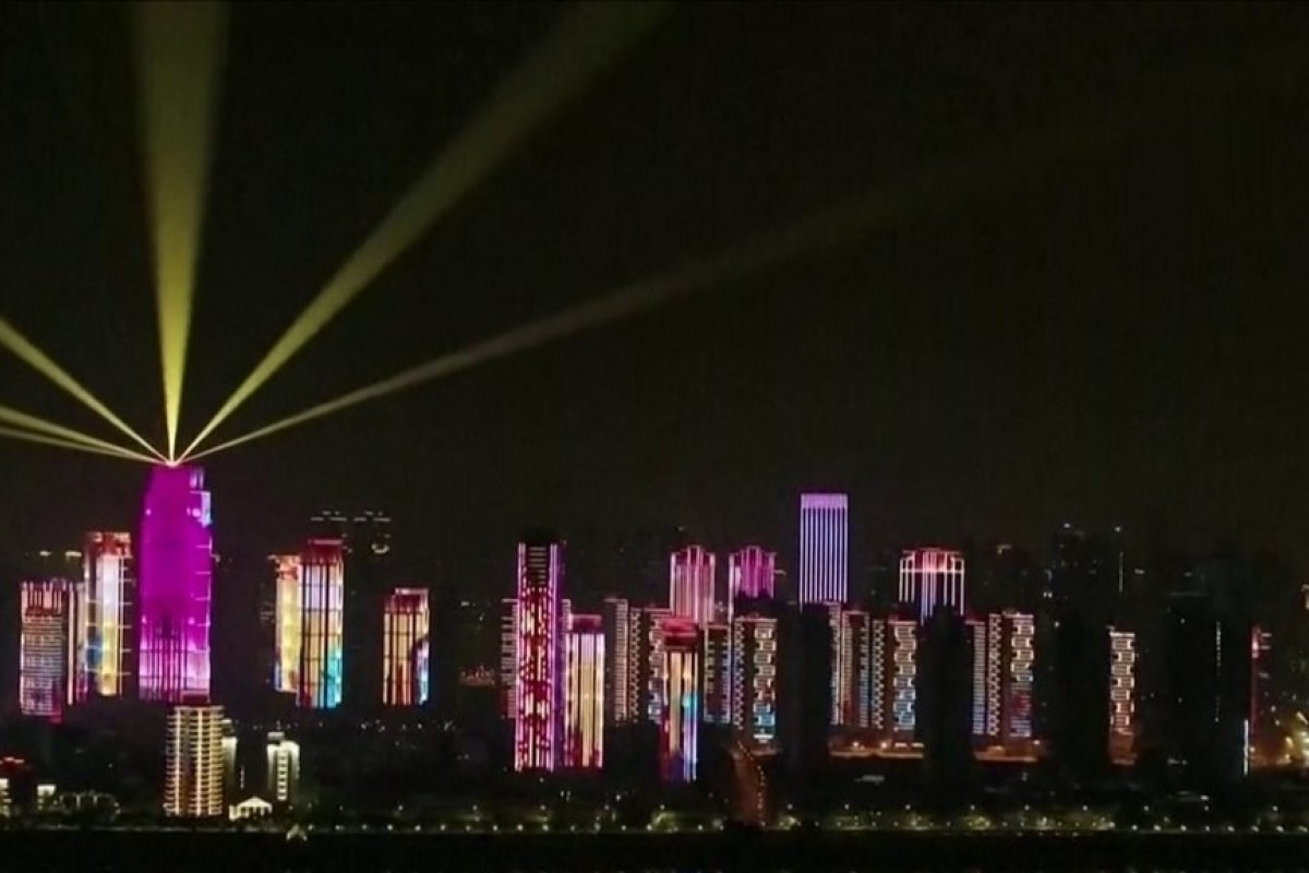 Wuhan tem festa de luzes para comemorar fim de confinamento após 76 dias