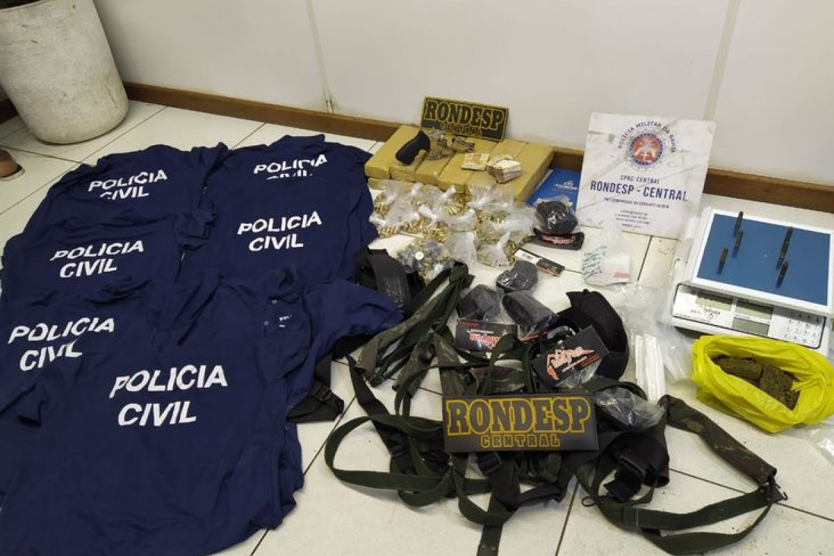 Grupo é preso com 700 munições e camisas falsas da PC