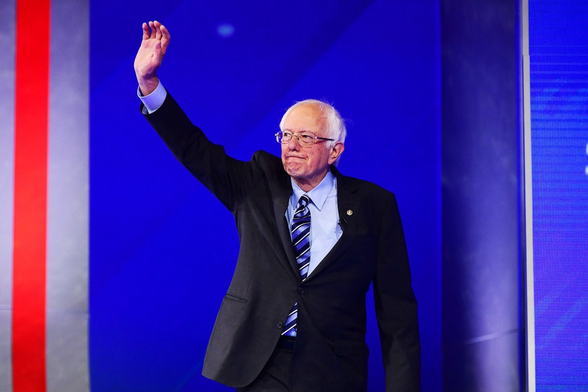 Bernie Sanders desiste de concorrer à presidência dos EUA