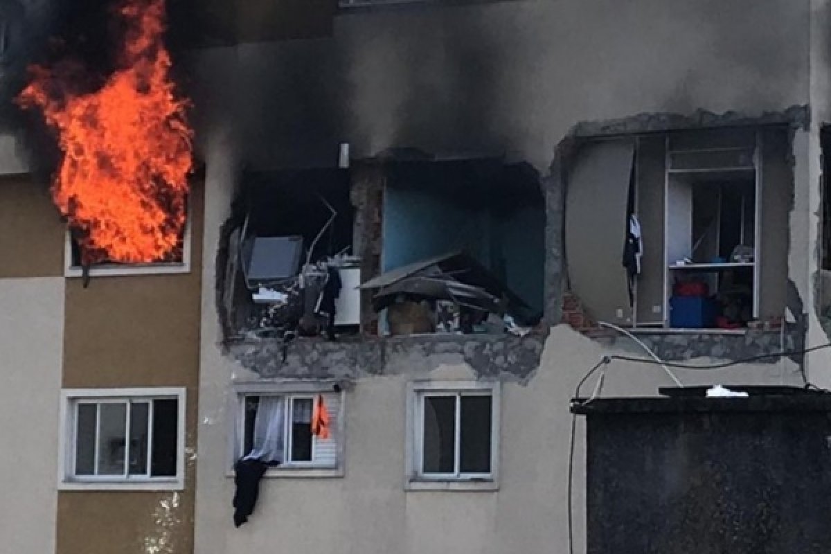 Quatro pessoas ficam feridas após apartamento explodir e pegar fogo em Curitiba
