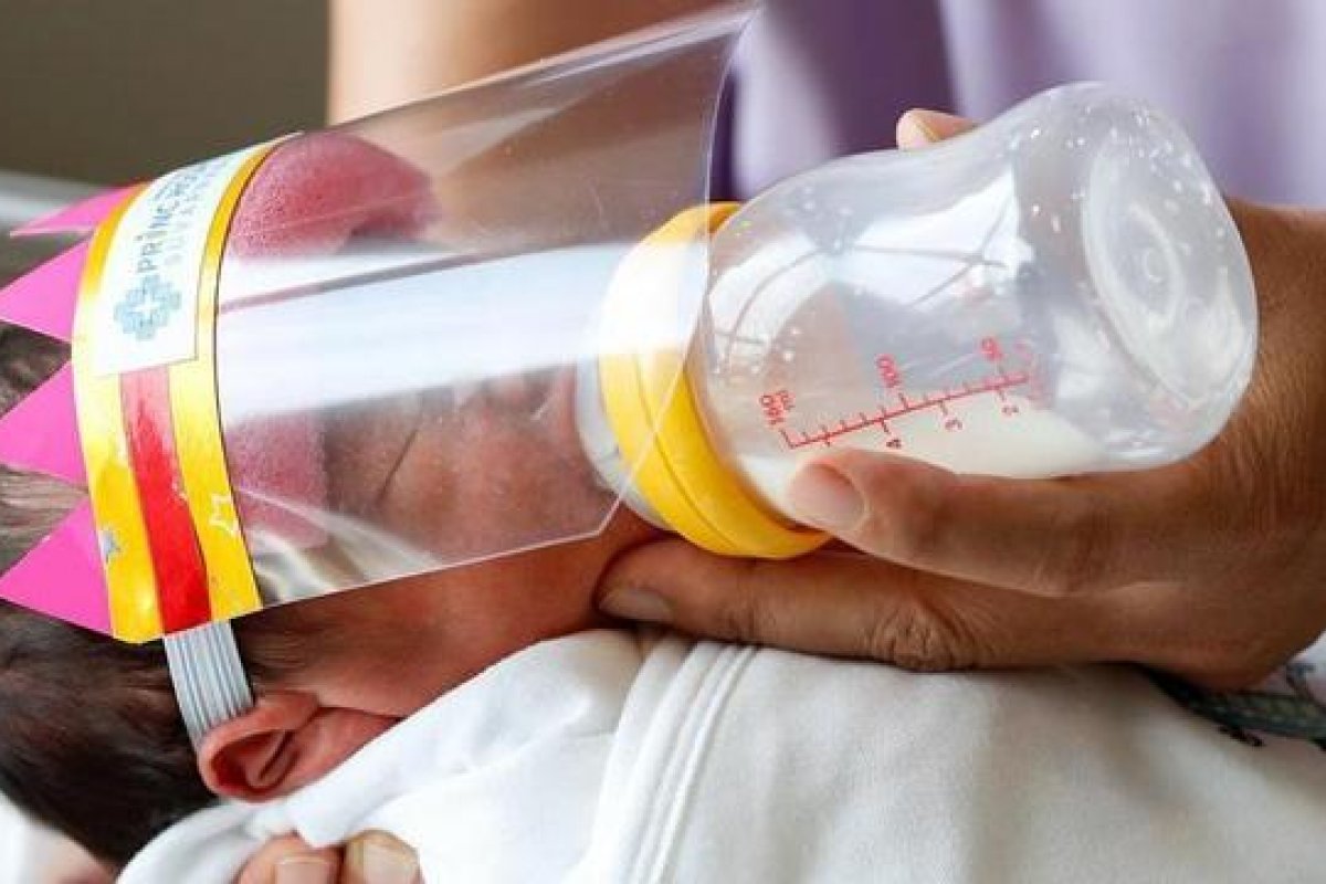 Maternidade da Tailândia adota uso de protetor de rosto para recém-nascidos