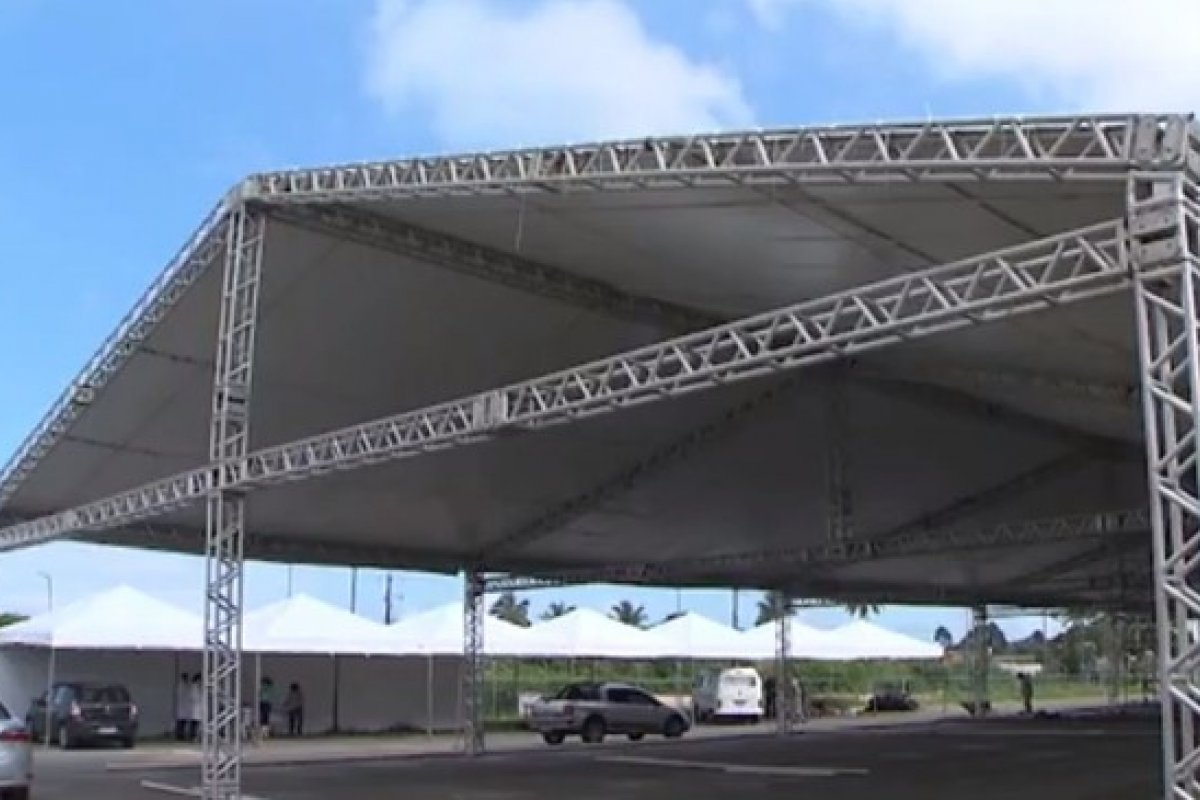 Hospital de campanha é construído no estacionamento do Hospital do Subúrbio