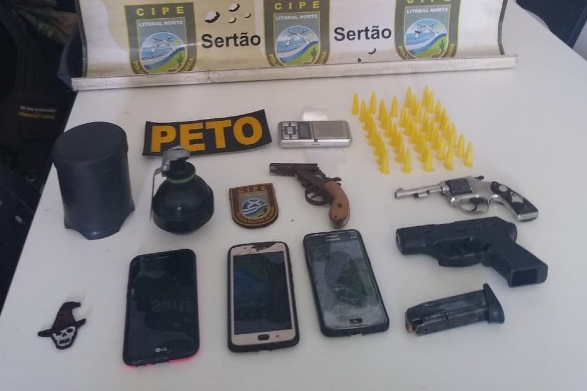 Mulher é presa e dois suspeitos de tráfico morrem em confronto com a polícia na BA