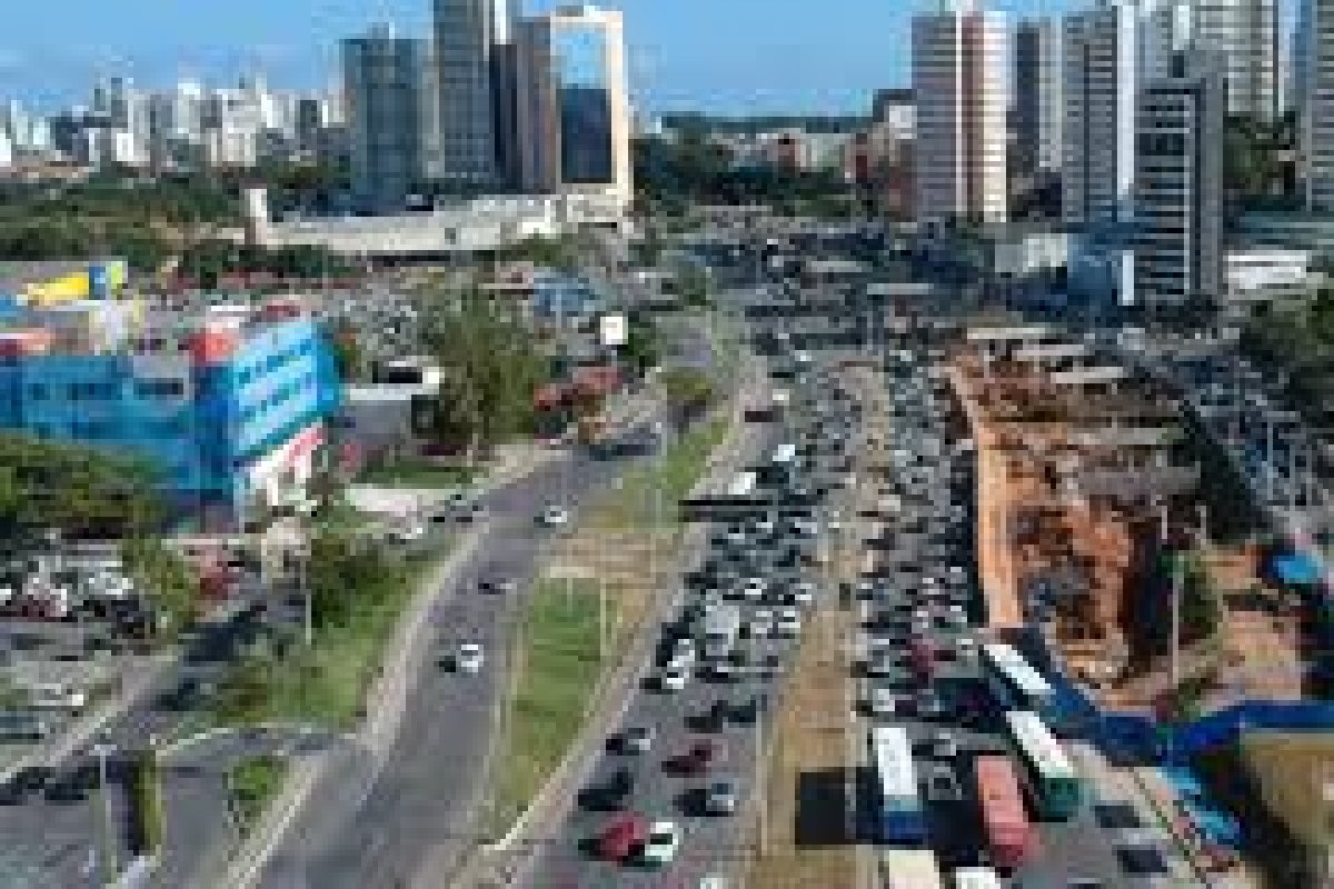 Prefeitura muda itinerários que passam na Avenida ACM
