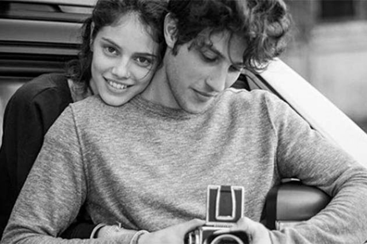 Chay Suede compartilha barriga de gravidez de Laura Neiva na web