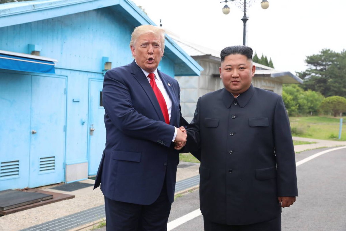 Donald Trump é o primeiro presidente Americano a ultrapassar a fronteira da Coreia do Norte