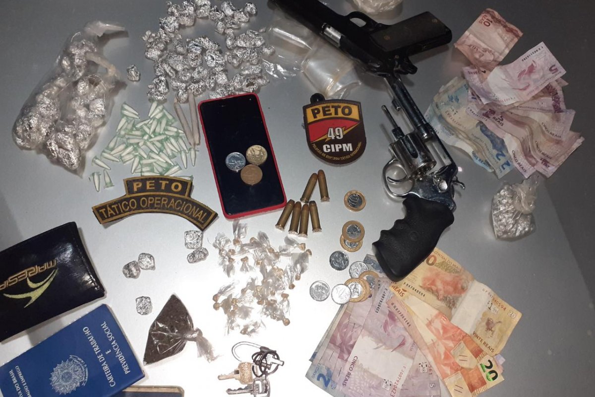 Suspeitos de tráfico de drogas são presos no bairro de São Cristóvão, em Salvador