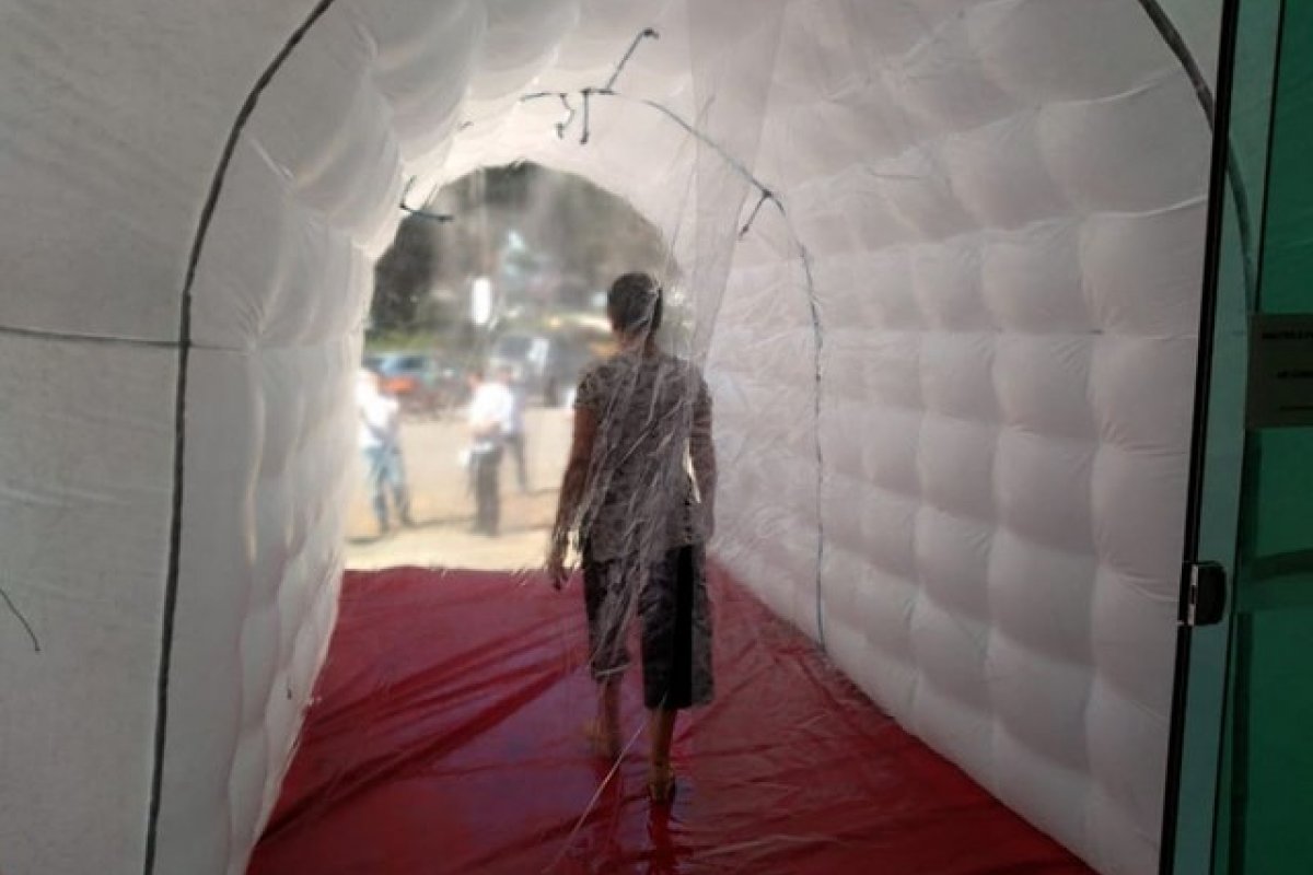‘Túnel de desinfecção’ é instalado no interior de SP para combater o coronavírus